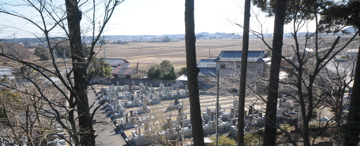 長福寺山門から樹木葬墓地への眺望